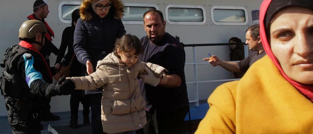 Flüchtlinge gehen im griechischen Mytilini von Bord, nachdem sie von einem Boot der EU-Grenzschutzagentur Frontex zwischen Lesbos und der türkischen Küste gerettet wurden.