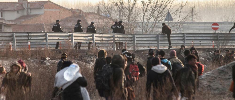Im Niemandsland. Flüchtlinge an der griechischen Grenze beim Übergang Pazarkule.