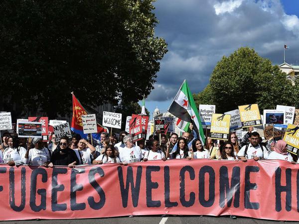 Demonstranten in London drücken ihre Solidarität für Flüchtlinge aus. 