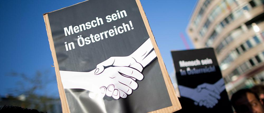 Plakat bei einer Demonstration für die Aufnahme von Flüchtlingen in Wien