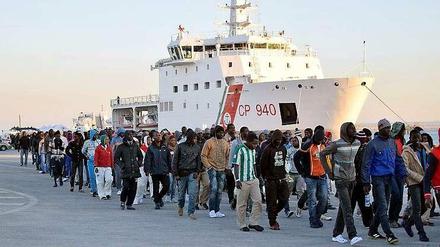 Am Ziel. Diese Gruppe Flüchtlinge hat es bis Italien geschafft. Viele andere ertrinken, weil die Boote alt und überfüllt sind. 