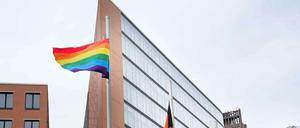 Vor dem Bundesumweltministerium weht während der "Pride Week" für Toleranz die Regenbogenfahne. Vor einem Jahr hatte Barbara Hendricks (SPD) sie schon einmal aufziehen lassen. 