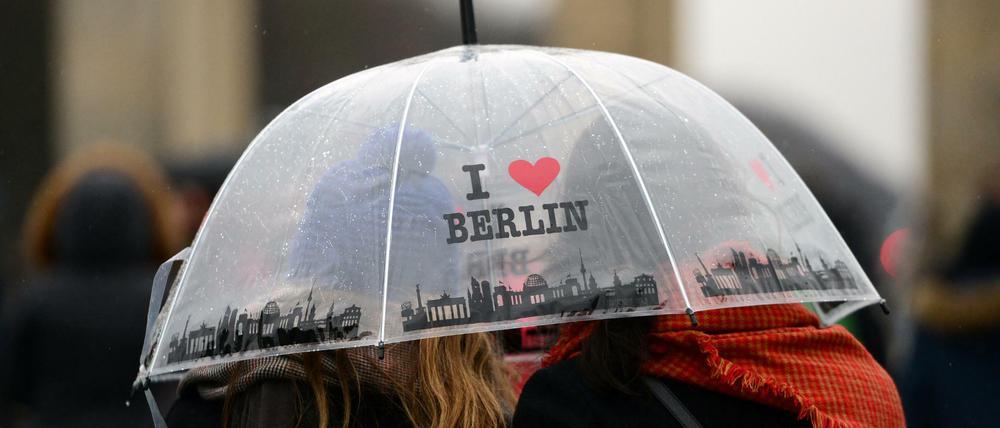 I love Berlin steht auf dem Regenschirm der italienischen Touristinnen - aber wie lange wird dieses Gefühl noch halten? 
