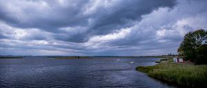 Dunkle Regenwolken über der Ostsee: der Urlaubsansturm im Herbst bleibt aus. 