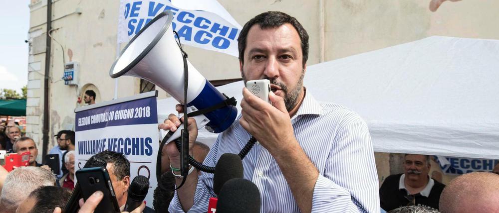 Matteo Salvini, der Vorsitzende der Partei Lega Nord, spricht bei einer Großkundgebung. 