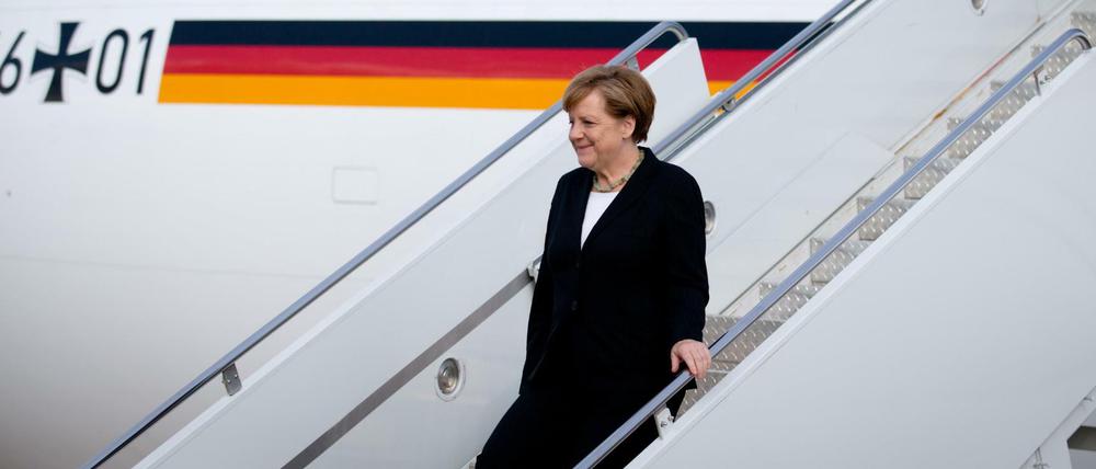 Bundeskanzlerin Angela Merkel steigt aus dem Airbus 340 der Luftwaffe "Konrad Adenauer" (Archiv)
