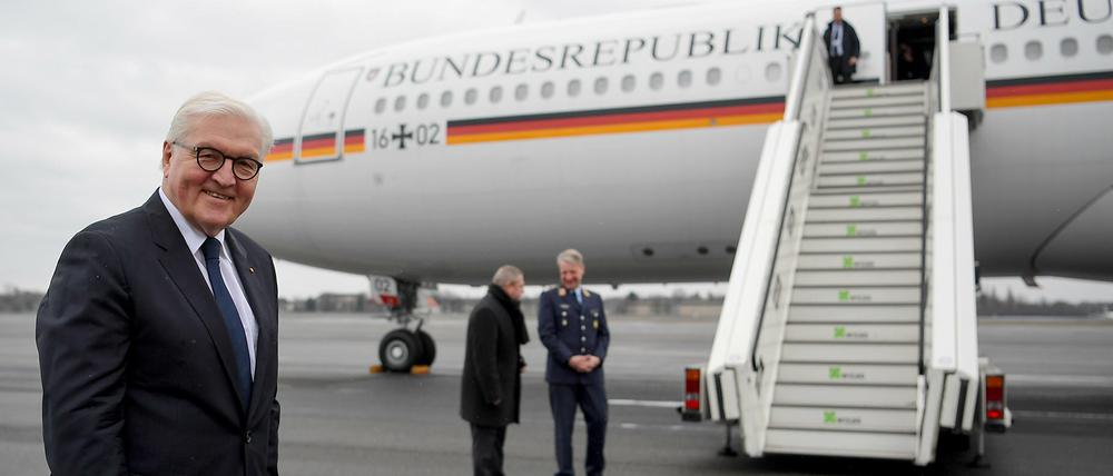 Bundespräsident Frank-Walter Steinmeier vor der Regierungsmaschine "Theodor Heuss". 