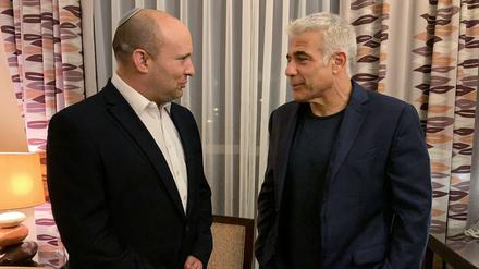 Der Vorsitzende der israelischen Partei Jesch Atid, Jair Lapid (r.), und der Vorsitzende der Jamina-Partei, Naftali Bennet