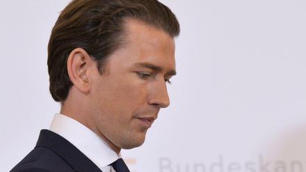 Sebastian Kurz (ÖVP), Bundeskanzler von Österreich, steht bei im Rahmen seiner Stellungnahme zu neuen Entwicklungen in der Koalition im Bundeskanzleramt. 