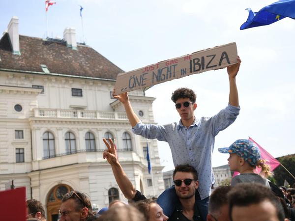 Gib mir nur eine Nacht auf Ibiza: Demonstranten auf dem Ballhausplatz vor dem Bundeskanzleramt in Wien.