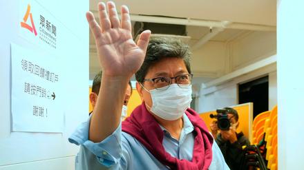 Chris Yeung, Gründer und Chefredakteur von Citizen News, winkt Journalisten zu nach einer Pressekonferenz vor seinem Büro in Hongkong.