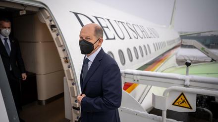 Bundeskanzler Olaf Scholz (SPD) steigt am Flughafen BER in einen Airbus der Flugbereitschaft.
