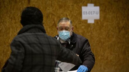 Ein Mann gibt in einem Wahllokal im Sportzentrum Tres Xemeneies seine Stimme bei der Regionalwahl in Katalonien ab.