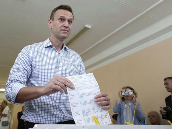 Oppositionsführer Alexej Nawalny gibt seinen Wahlzettel ab. 