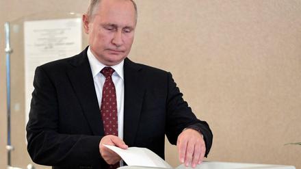 Der russische Präsident Wladimir Putin in einem Moskauer Wahllokal. 