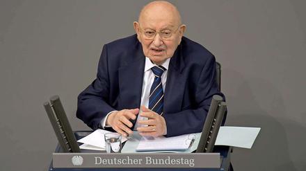 Marcel Reich-Ranicki spricht während der Gedenkstunde im Deutschen Bundestag zum 67. Jahrestag der Befreiung des Konzentrationslagers Auschwitz.