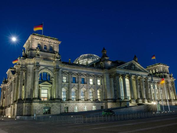 Der Bundestag am Abend, nach 27 Jahren hört Dagmar Freitag als Bundestagsabgeordnete auf. 