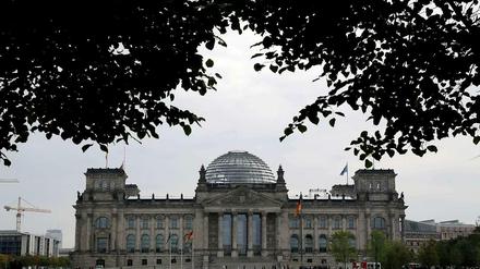 Im Reichstagsgebäude tagt der Deutsche Bundestag, der heute neu gewählt wird. 