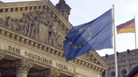 Vor dem Reichstag wirkt die europäische Flagge klein. "Berlin ist nicht das Zentrum der EU", betont hingegen der österreichische Schriftsteller Robert Menasse.