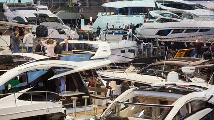 Besucher stehen bei der Messe Boot auf den Decks von Luxusjachten