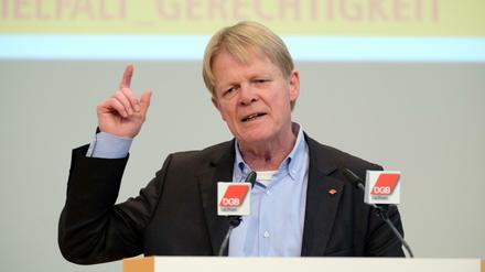 "Es wäre ein großer Fehler, wenn sich die Sozialdemokratie in dieser Lage ihrer Verantwortung verweigern würde", sagt Reiner Hoffmann, Bundesvorsitzender des Deutschen Gewerkschaftsbundes (DGB).