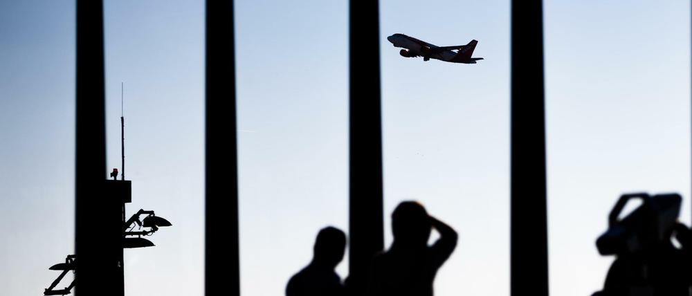 Besucher schauen sich am Hauptstadtflughafen BER den Start eines Flugzeugs an.