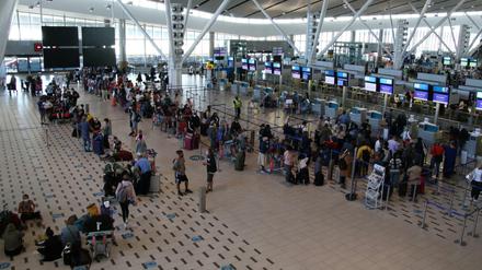 Reisende in Kapstadt warten auf ihren Rückflug. Wie viele von ihnen verbreiten die neue Omikron-Variante?