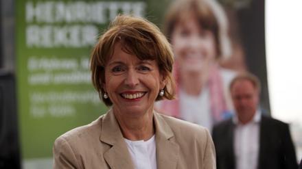Die gemeinsame Kandidatin von CDU, Grünen und FDP für die Oberbürgermeisterwahl, Henriette Reker (parteilos) steht am 30.07.2015 in Köln (Nordrhein-Westfalen) vor einem Wahlplakat. Reker hat ihre Kampagne zur Oberbürgermeisterwahl in Köln gestartet. 