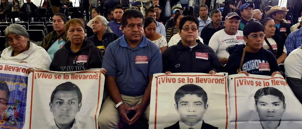 Angehörige der 43 vermissten Studenten aus Ayotzinapa.