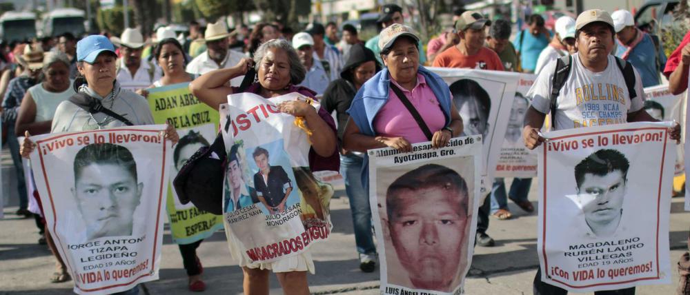 Immer wieder fordern Angehörige der 43 ermordeten Studenten in Mexiko wie hier in Chilpancingo vor wenigen Tagen die lückenlose Aufklärung des Verbrechens. 