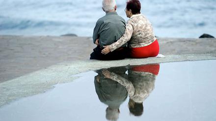 Die schönen Seiten des Ruhestands: Ein Rentnerpaar am Strand.