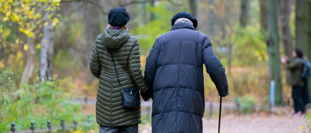 Die rund 21 Millionen Rentner in Deutschland müssen mit einer geringeren Rentenerhöhung rechnen als erwartet.