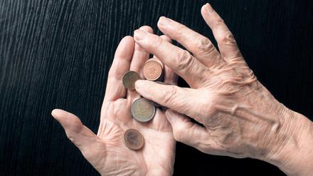 Geld zählen im Alter: Jeder vierte Rentner ist laut einer Studie von Altersarmut bedroht.