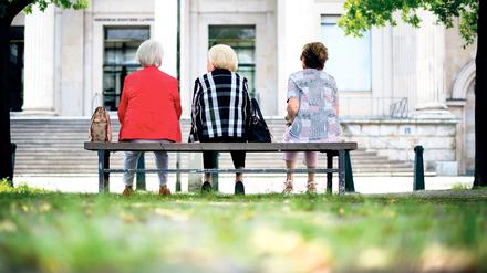ARCHIV - Drei ältere Frauen sitzen am 12.06.2013 auf einer Bank in Hannover (Niedersachsen). Foto: Julian Stratenschulte/dpa (zu dpa " Kräftige Renten-Erhöhung um vier bis fünf Prozent absehbar" vom 08.10.2015) +++(c) dpa - Bildfunk+++