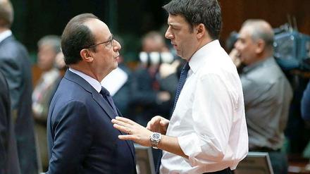 Der haushaltspolitische Kurs von Frankreichs Staatschef Hollande (links) und Italiens Regierungschef Renzi stößt bei der OECD auf Nachsicht.