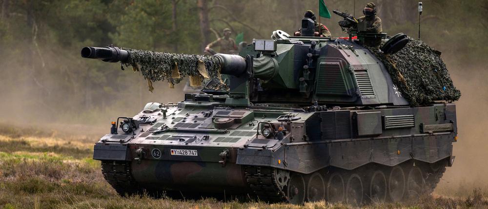Waffen wie diese Panzerhaubitze 2000 werden von der Herstellerfirma Krauss-Maffei Wegmann im slowakischen Michalovce repariert - von dort sind es nur gut 30 Kilometer zur ukrainischen Grenze.