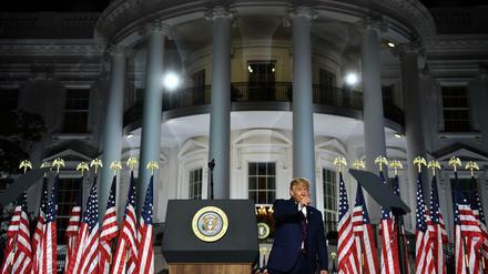 So inszeniert er sich am liebsten: Donald Trump am Donnerstag vor dem Weißen Haus in Washington D.C. 