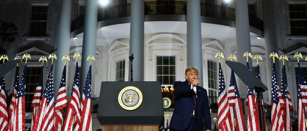 So inszeniert er sich am liebsten: Donald Trump am Donnerstag vor dem Weißen Haus in Washington D.C. 