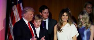 Der Schwiegersohn im Zentrum des Clans: Jared Kushner zwischen Präsident Trump und First Lady Melania Trump.