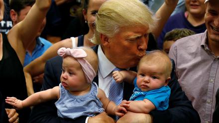 Donald Trump küsst Babys auf einer Wahlveranstaltung in Colorado Springs.