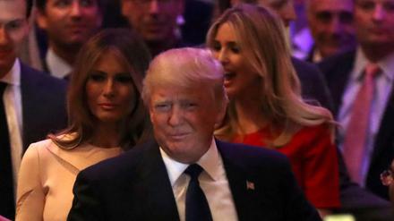 Donald Trump mit Ehefrau Melania (links) und Tochter Ivanka (rechts hinter ihm) in New York.