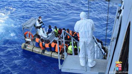 Immer wieder rettet die italienische Küstenwache Flüchtlinge aus lebensgefährlichen Situationen auf oft seeuntüchtigen Booten auf dem Mittelmeer. 