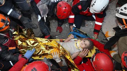 Rettungskräfte bergen die Vierjährige Ayla aus einem eingestürzten Gebäude nach einem starken Erdbeben in Izmir.