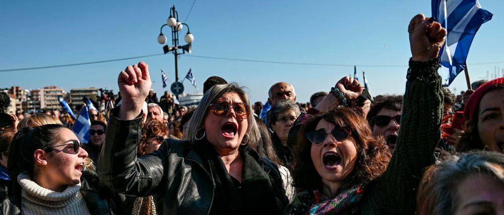 Die Griechen haben gegen Flüchtlinge und die Regierung protestiert.