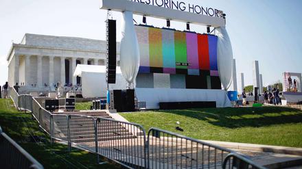 Arbeiter bauen die Bühne für das Restoring-Honor-Event in Washington auf.