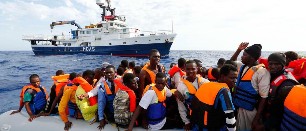 Flüchtlinge auf einem Schlauchboot vor der italienischen Insel Lampedusa.