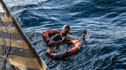 Letzte Hoffnung Seenotretter: Ein Migrant im Januar in einem Rettungsring der NGO "Sea Watch 3"