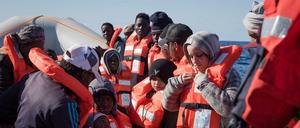 Ein Flüchtlingsboot im Mittelmeer. 