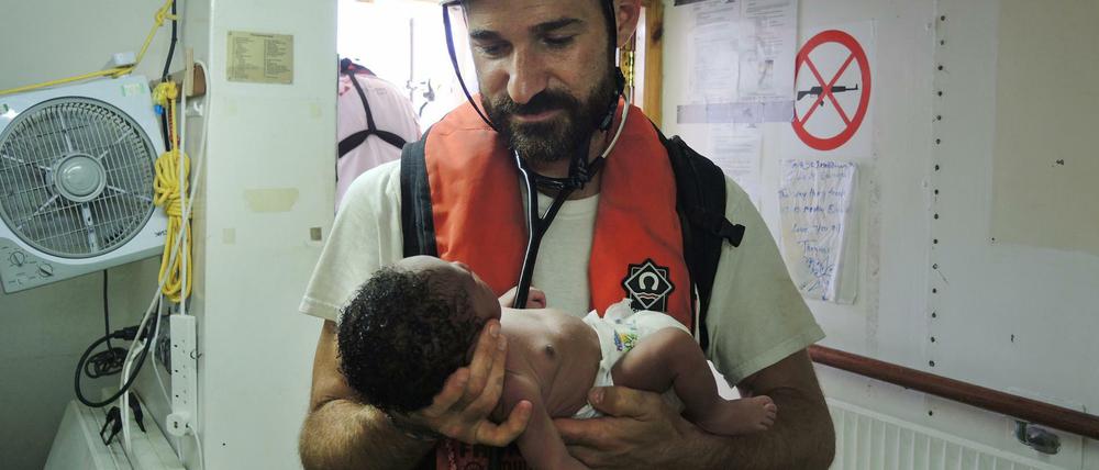 Das Rettungsschiffs "Aquarius" der Ärzte ohne Grenzen hatte Ende Juni ein Baby von einem Schlauchboot im Mittelmeer gerettet.