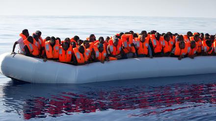 Flüchtlinge vor der libyschen Küste hoffen auf Rettung.